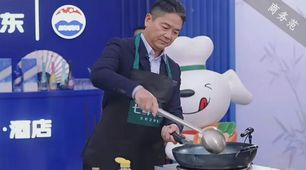 网上配资门户怎么登录 刘强东穿西装戴百达翡丽炒菜，黄仁勋千万RM不离身，大佬都爱啥表