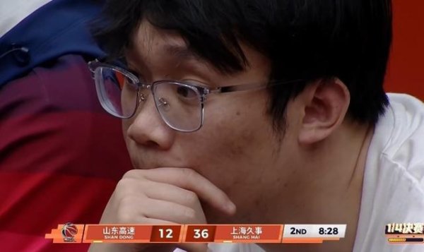 股票配资炒股平台 满面愁容！丁彦雨航来现场观战老东家比赛 山东已落后20+