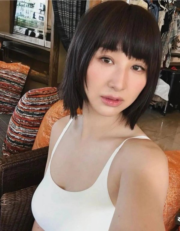 股票114在线配资查询 TVB力捧花旦度假式工作，白色吊带配齐刘海新造型超减龄